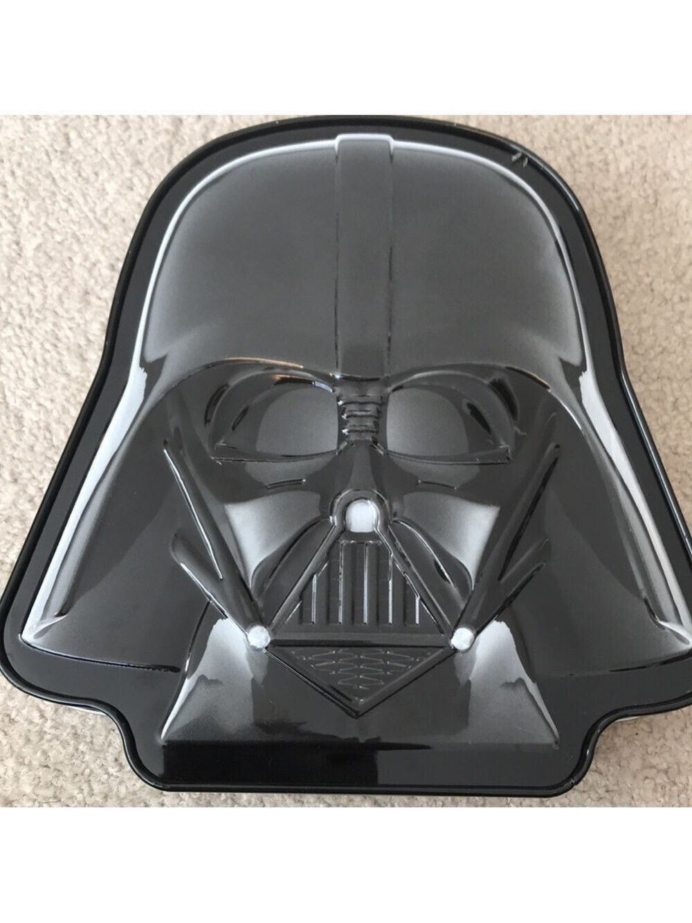 Star Wars PEZ set in Darth Vader Helmet shaped tin NWT - Picture 2 of 4